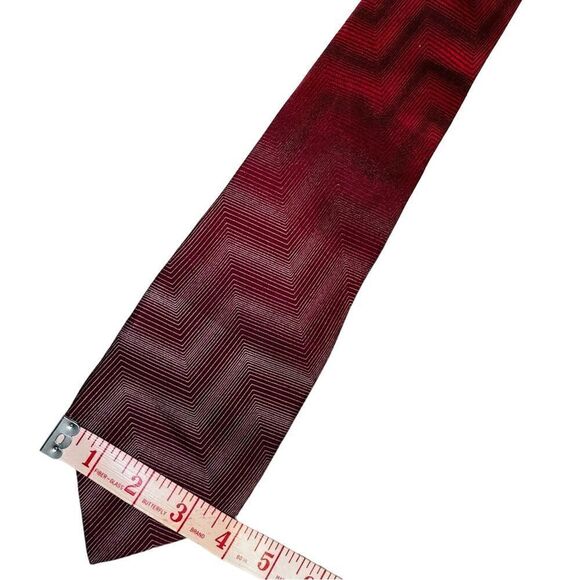 Red and Grey Kenneth Cole Zigzag stripe Silk Tie - Picture 4 of 6
